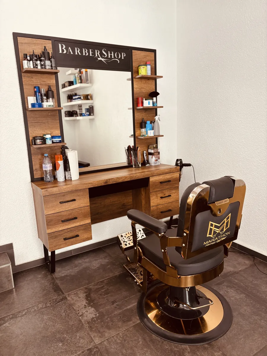 Barber-Station mit Spiegel und Pflegeprodukten